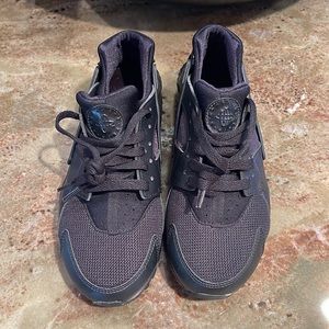 NWOT Nike Huarache shoes Triple Black